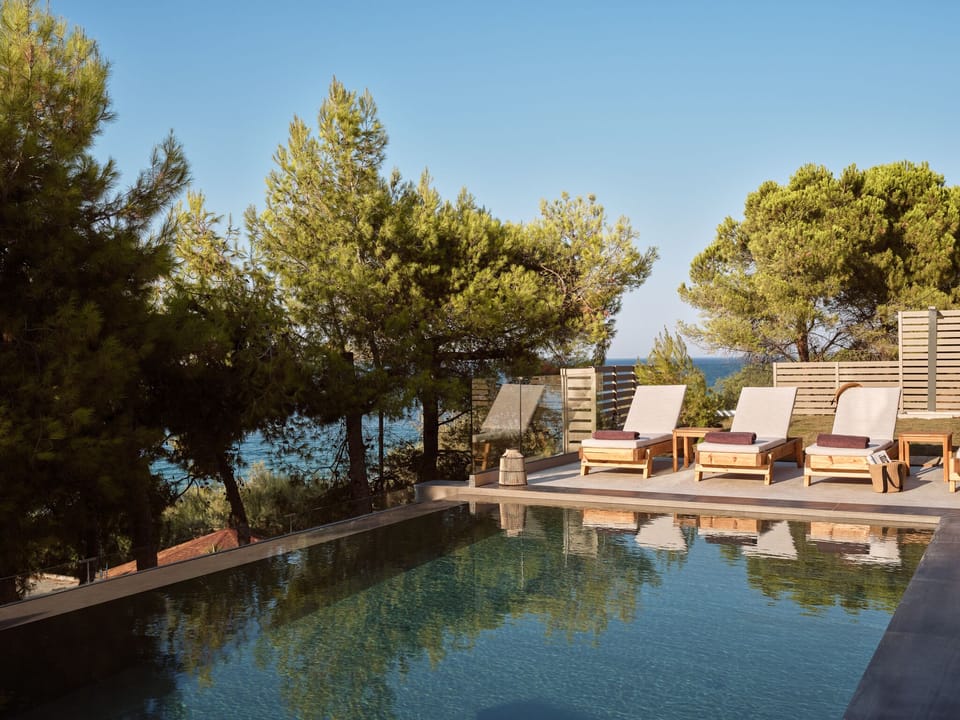 A sculpted space where design and relaxation blend effortlessly