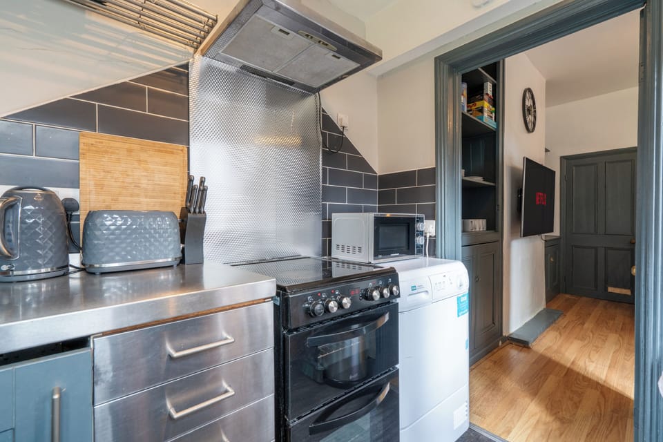 House | Private kitchen | Fridge, microwave, oven, stovetop