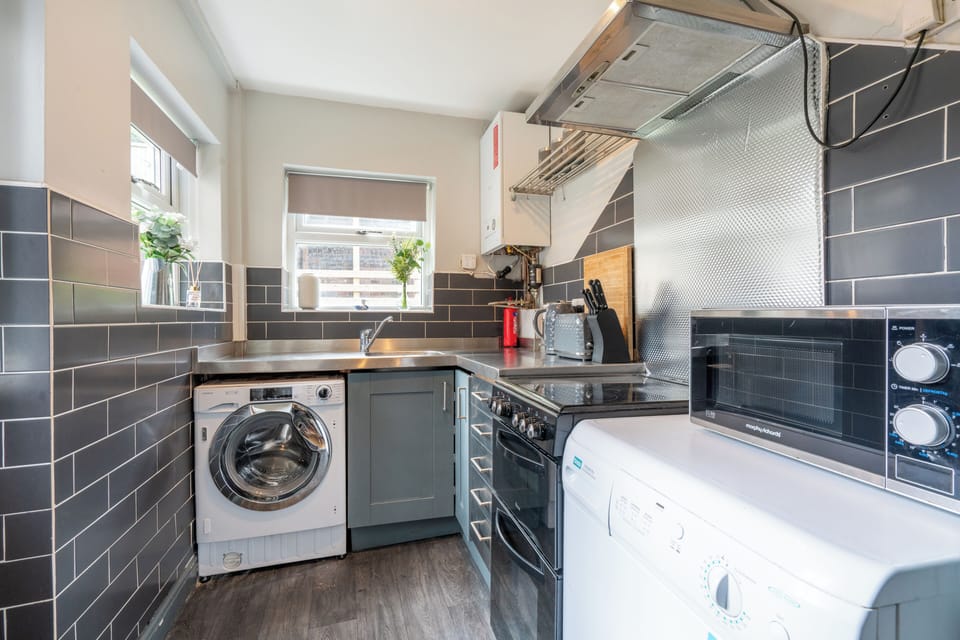 House | Private kitchen | Fridge, microwave, oven, stovetop