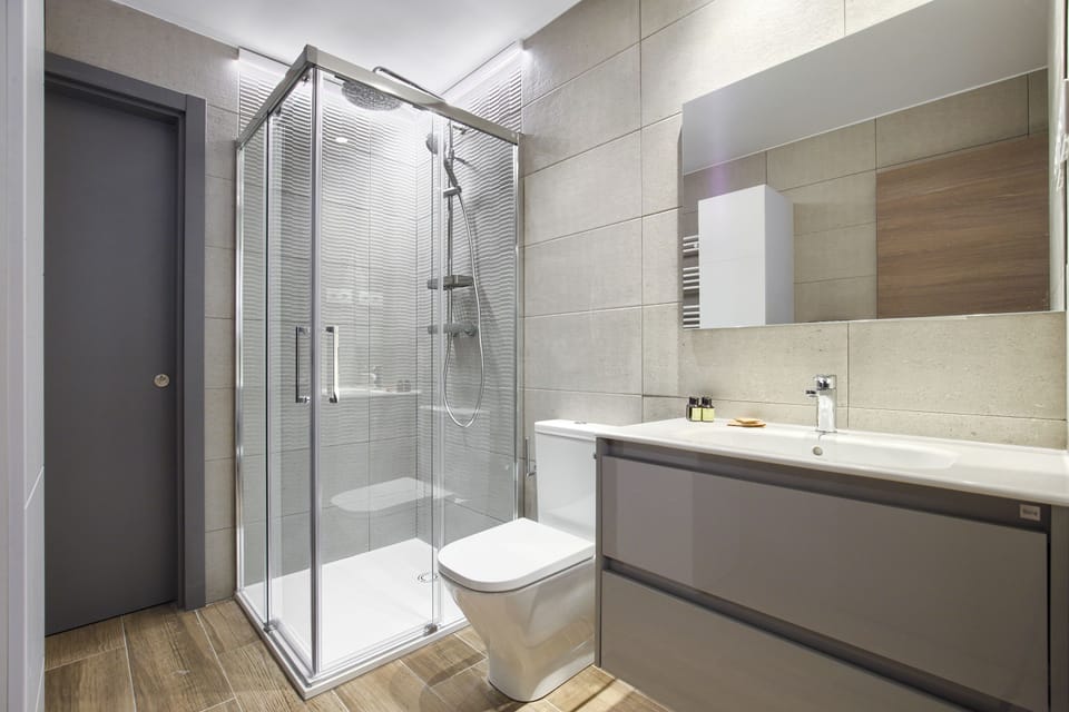 Shower, hair dryer, towels, shampoo