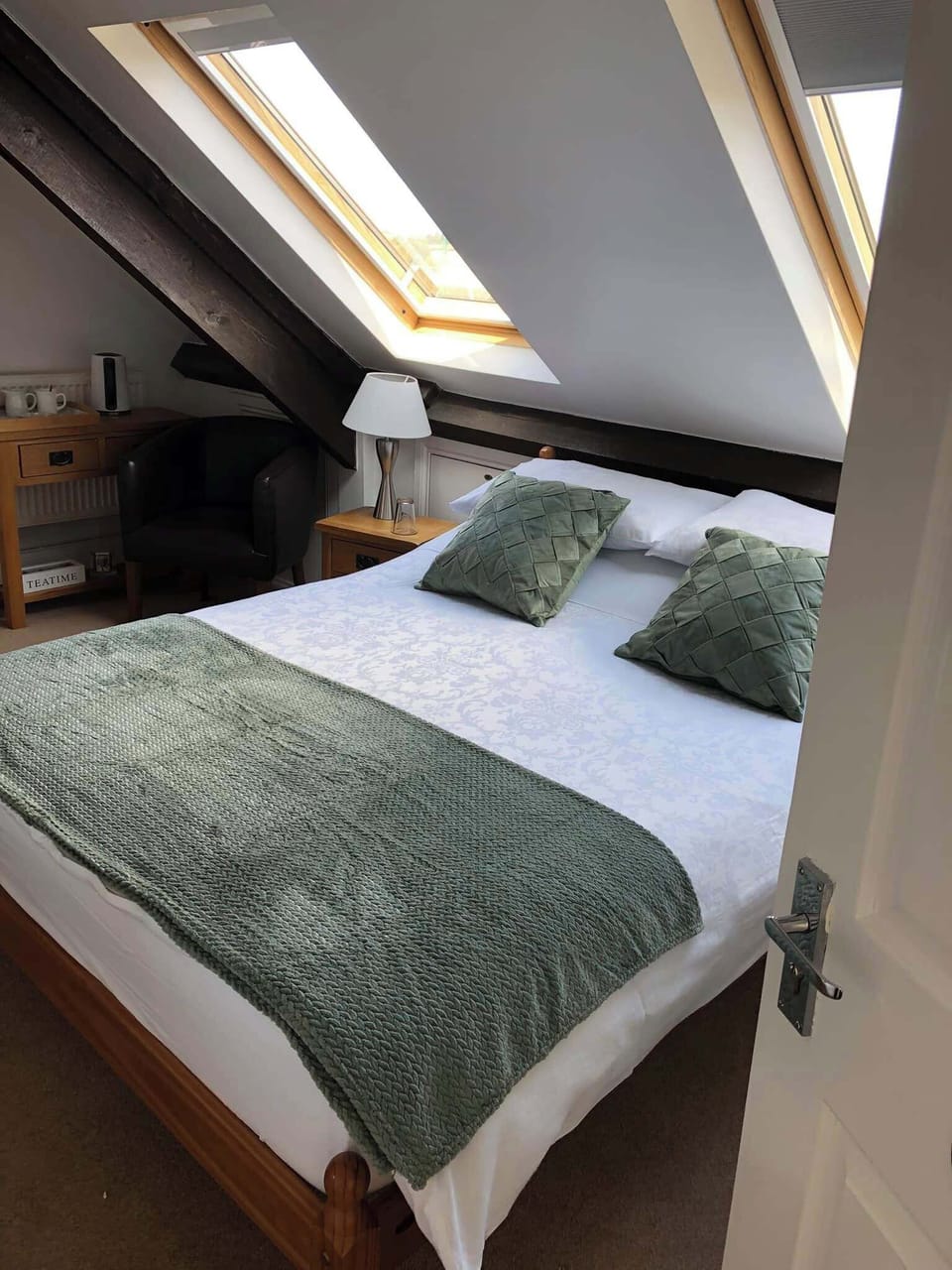 Standard Double Room (FARNDALE) | Iron/ironing board (on request), WiFi (free)