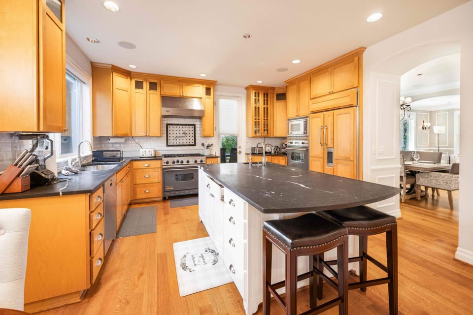 Modern kitchen with everything you need – including a breakfast bar for quick bites.