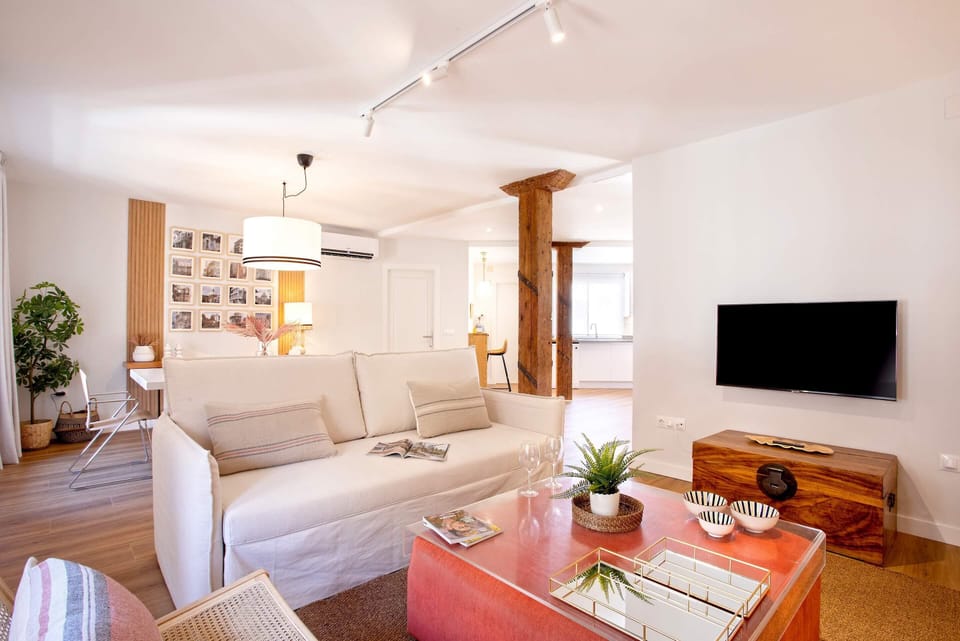 Apartment (3 Bedrooms) | Living area | 52-inch Smart TV with satellite channels