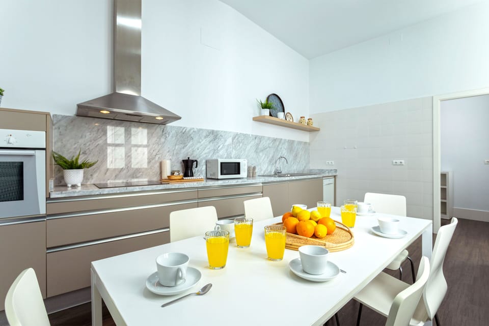 Apartment (3 Bedrooms) | Private kitchen | Full-size fridge, microwave, oven, stovetop