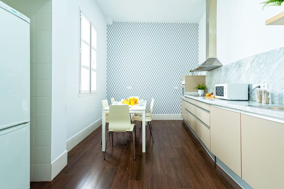 Apartment (3 Bedrooms) | Private kitchen | Full-size fridge, microwave, oven, stovetop