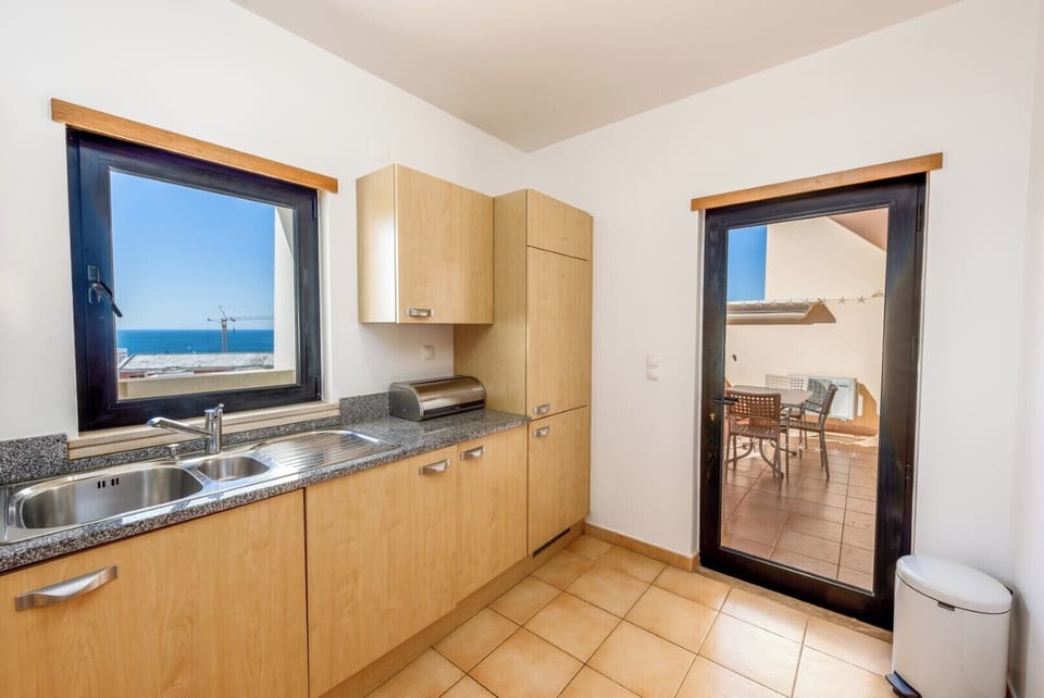 Step out from the kitchen and dine alfresco in seconds.