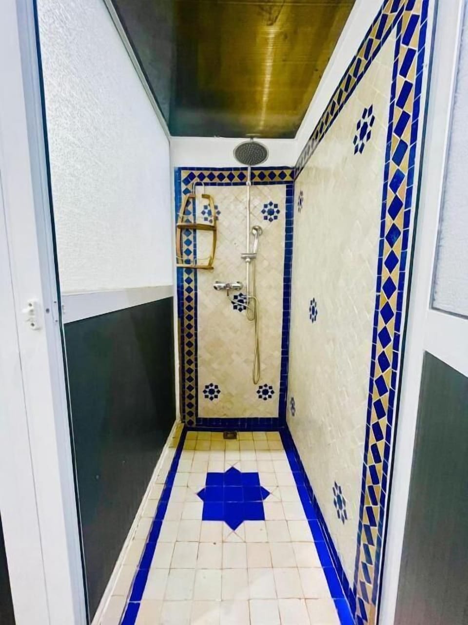 Double Room, 1 King Bed, Courtyard View | Bathroom | Slippers