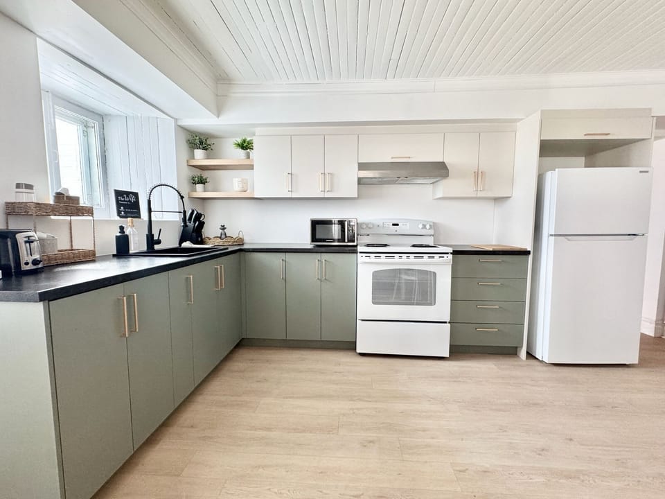 Des appareils modernes et un charme vintage se rencontrent dans cet espace de cuisine accueillant 