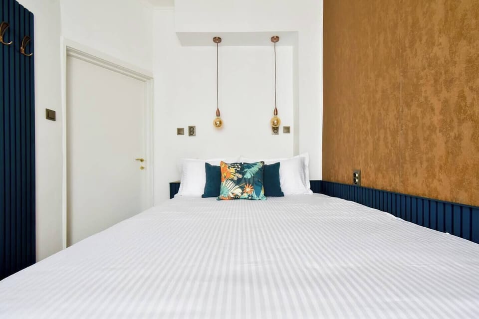 Spacious bedroom with king-size bed – Sink into a luxurious king-size bed and wake up refreshed in the heart of Sofia. Reserve your perfect night’s sleep today!