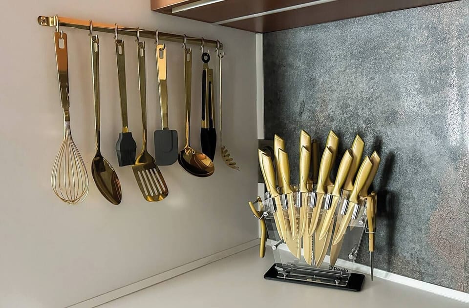 Golden kitchen utensils – Where cooking meets luxury – even the tools shine. Book your stylish cooking space today!
