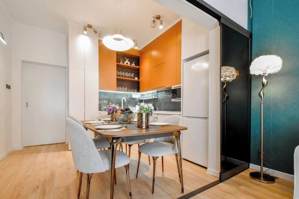 Dining area with warm atmosphere – Gather, dine, and make memories around this beautiful table. Book now for unforgettable moments!