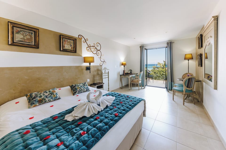 Superior Double Room, Sea View | Premium bedding, minibar, in-room safe, desk