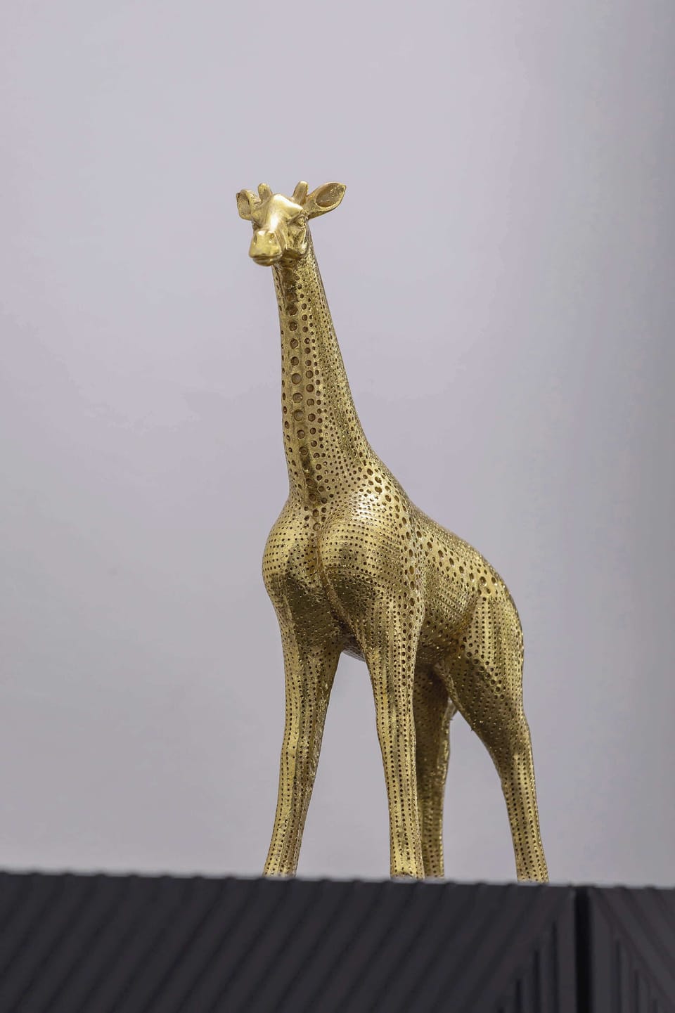 A decorative giraffe figurine adds an original touch to the interior and brings a light, friendly atmosphere.
