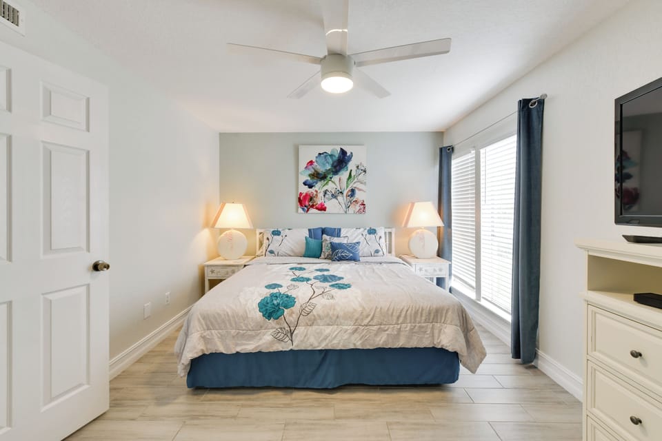 3 Mi to Siesta Key Beach: Condo w/ Heated Pool! Apartment in Gulf Gate Estates
