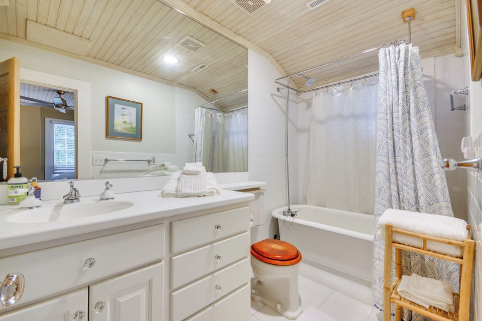 Walk to Main St: Historic High Point Carriage Home Cottage in High Point