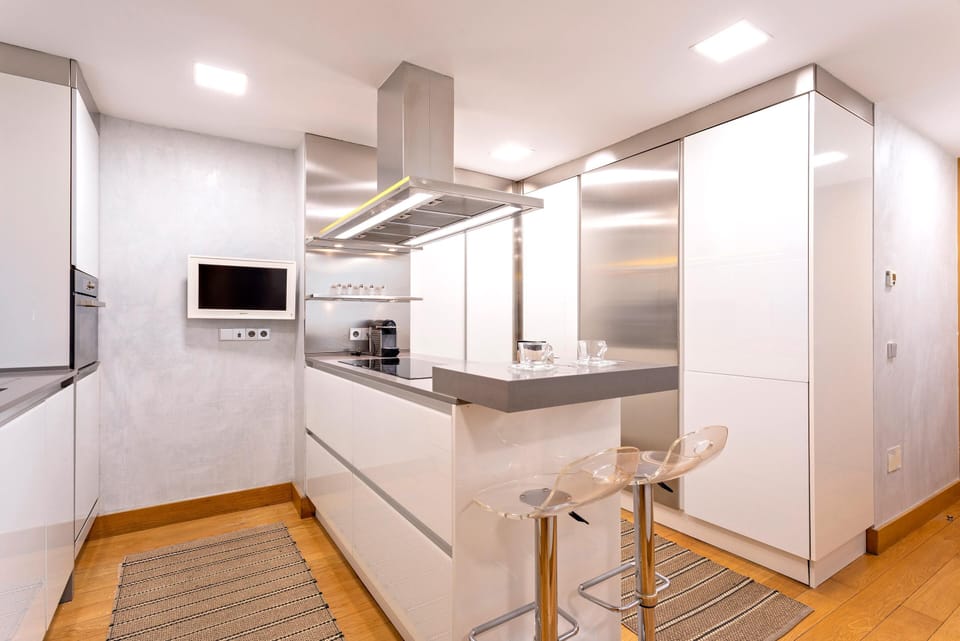 Apartment (3 Bedrooms) | Private kitchen | Fridge, microwave, oven, stovetop