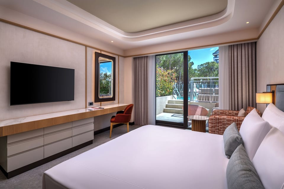 Swim Up Deluxe Room | Premium bedding, free minibar, in-room safe, soundproofing