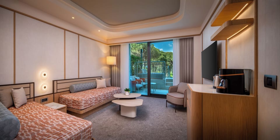 Family Suite Swim Up | Premium bedding, free minibar, in-room safe, soundproofing