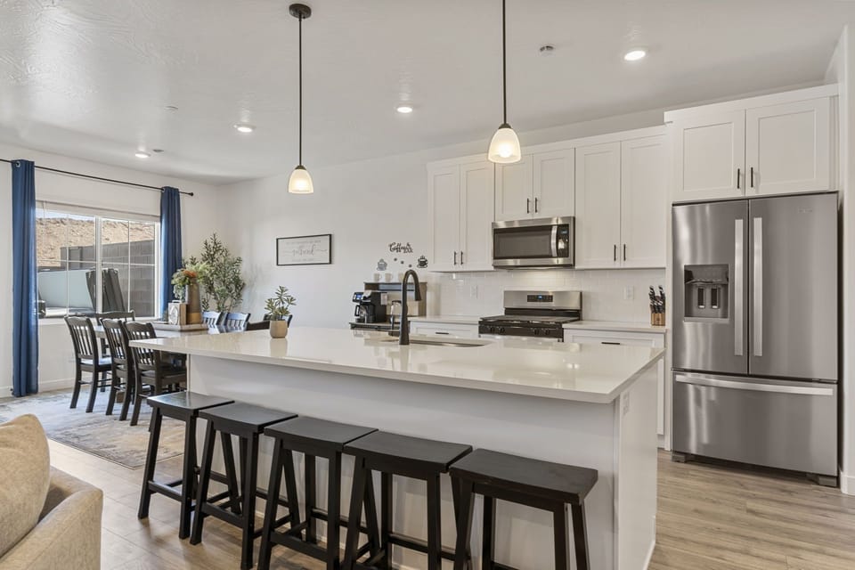 Townhome, 4 Bedrooms | Private kitchen | Fridge, oven, coffee/tea maker, toaster