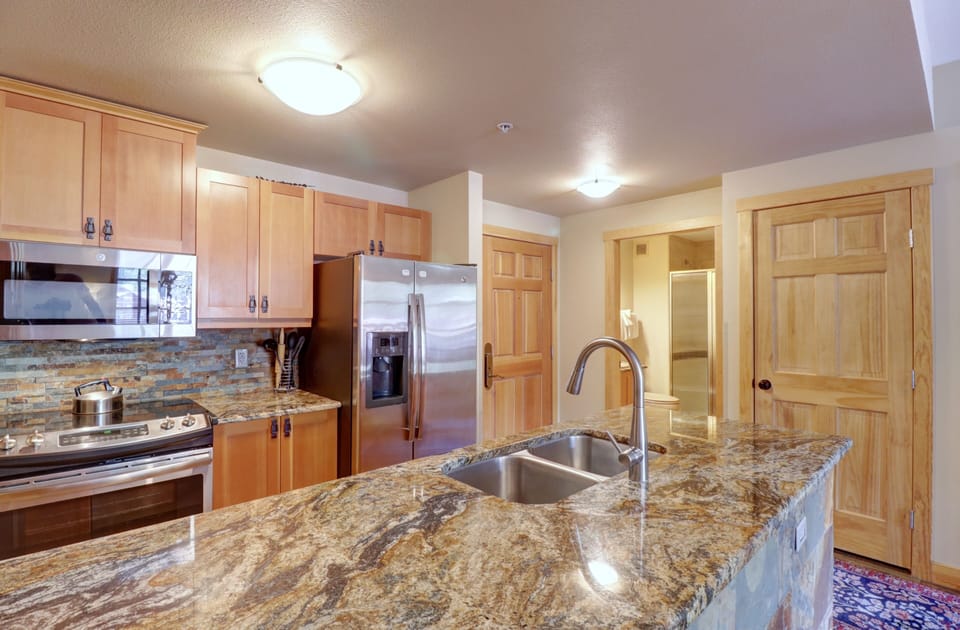 Condo, 1 Bedroom | Private kitchen | Fridge, oven, coffee/tea maker, toaster