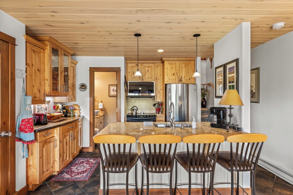 Kitchen and Breakfast Bar