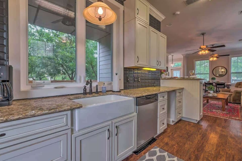 Gourmet Kitchen: Modern appliances and stylish decor for culinary creativity and delicious meals!
