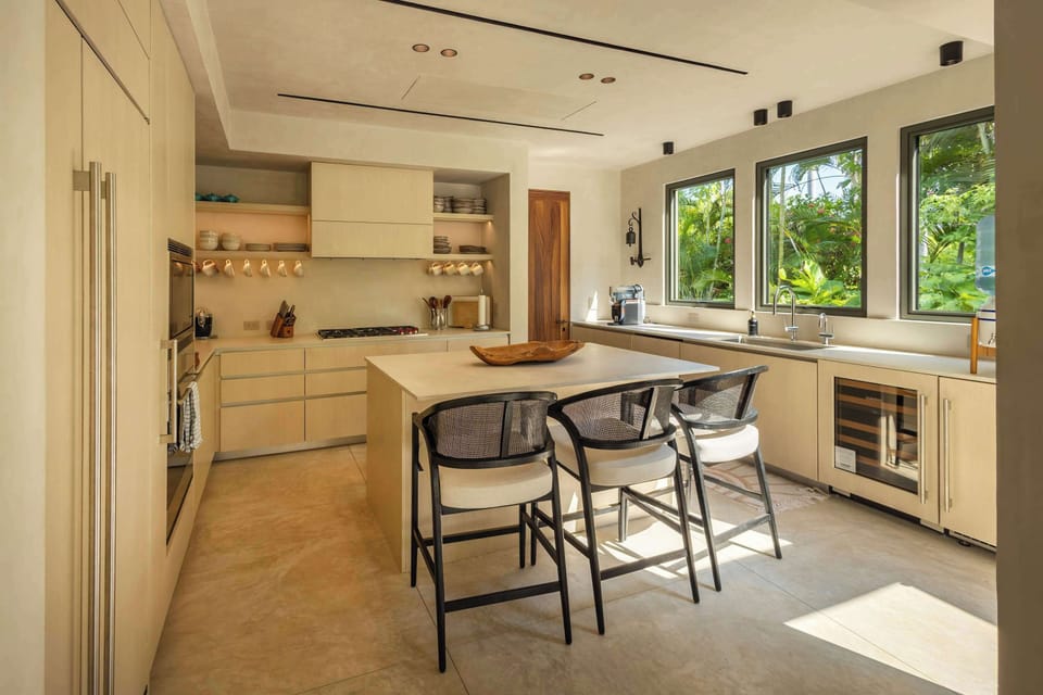 Fully equipped kitchen with island seating