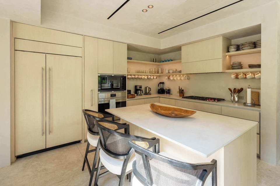 Fully equipped kitchen with island seating