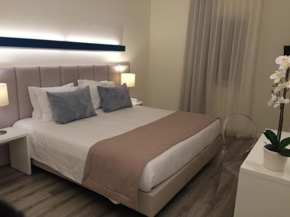 WiFi (free), bed sheets
