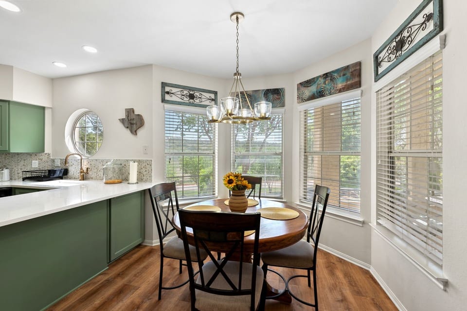 Room, 1 King Bed with Sofa bed, Balcony (7) | Dining