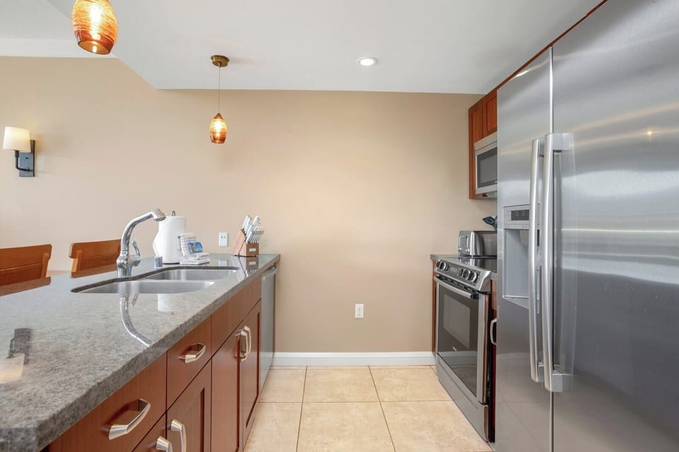     A stylish entrance sets the tone for resort-style living HKH-524