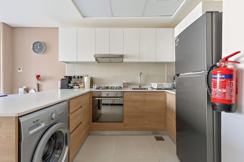 Executive Apartment | Private kitchen | Fridge, microwave, oven, stovetop