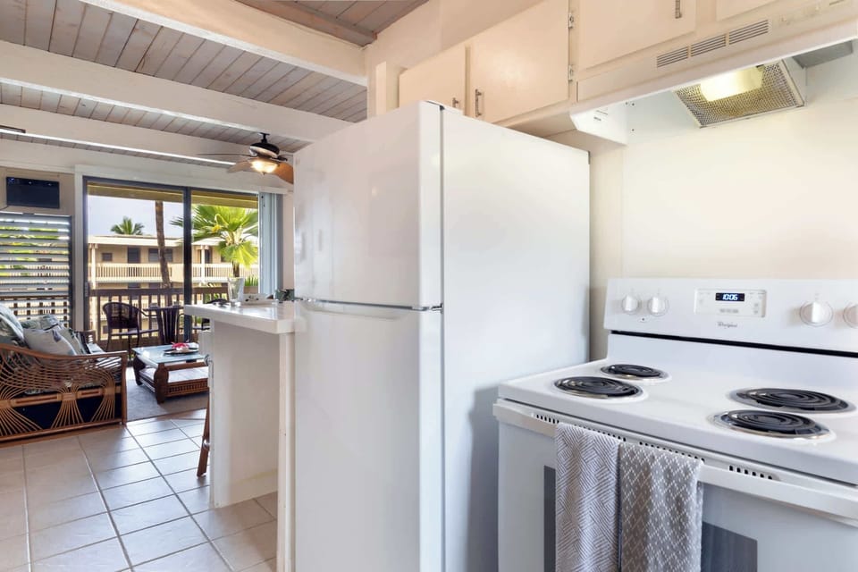 Studio, 1 Queen Bed, Balcony (Kona Bali Kai 362) | Private kitchen | Fridge, microwave, oven, cookware/dishes/utensils