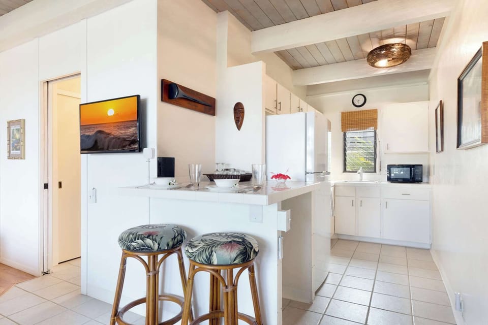 Studio, 1 Queen Bed, Balcony (Kona Bali Kai 362) | Private kitchen | Fridge, microwave, oven, cookware/dishes/utensils