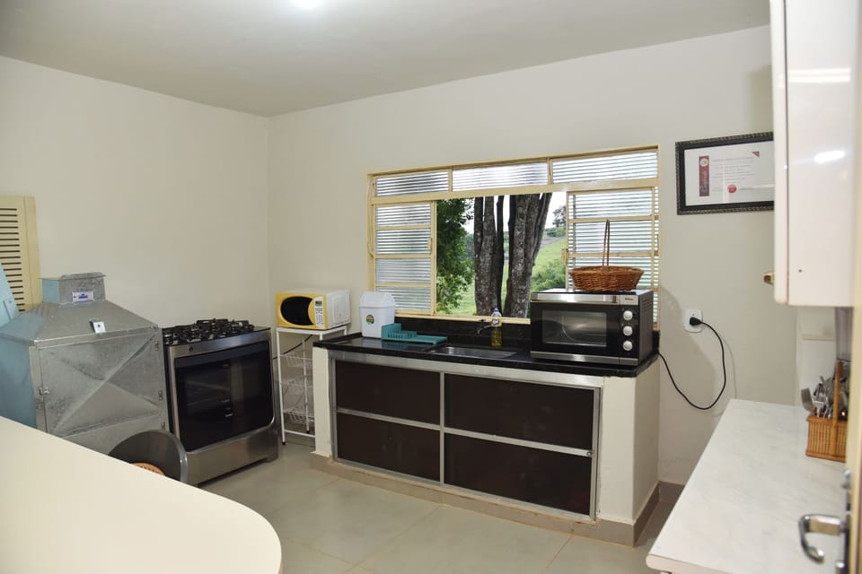 Full-size fridge, microwave, oven, stovetop