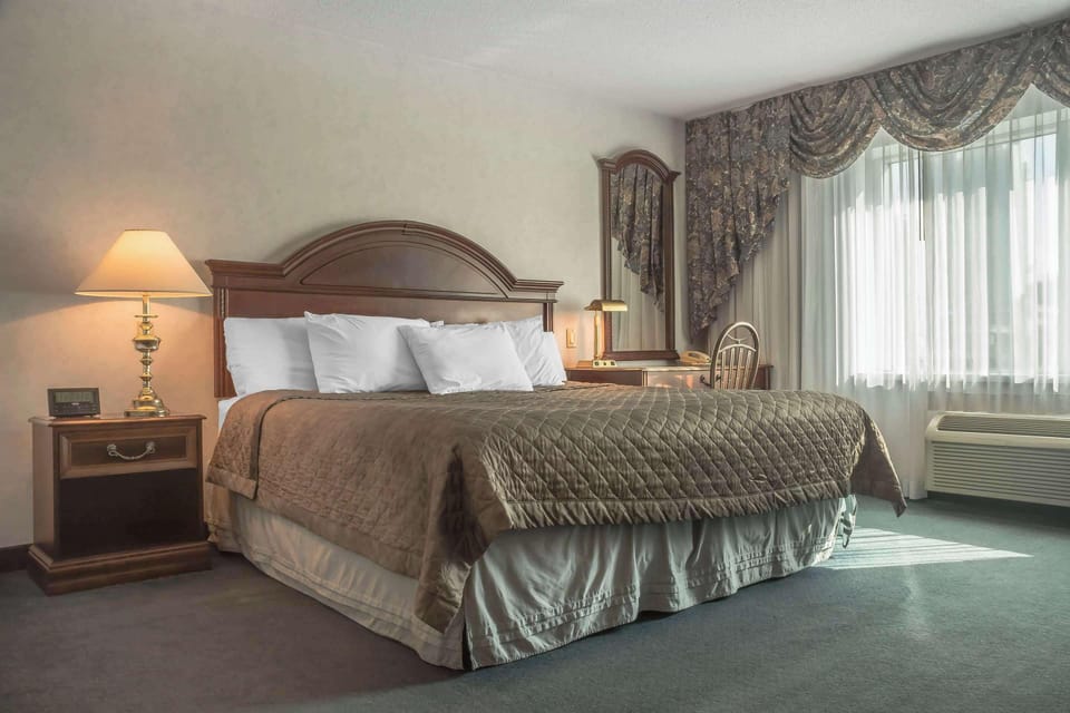 Jacuzzi Room | Desk, laptop workspace, blackout drapes, iron/ironing board