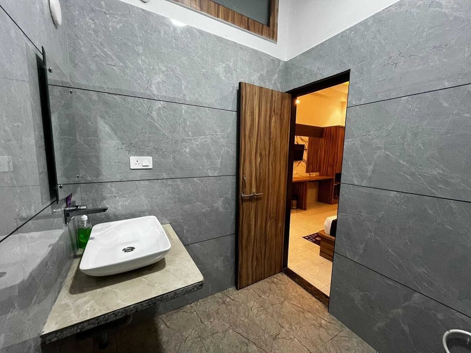Family Quadruple Room | Bathroom | Shower, free toiletries, slippers, towels