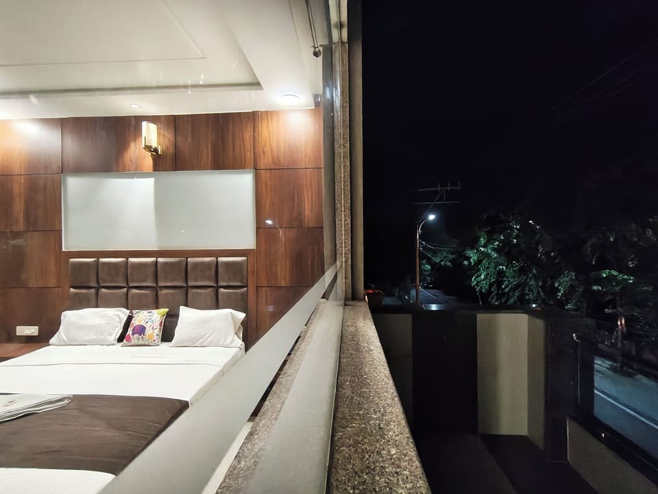Deluxe Suite | Memory foam beds, laptop workspace, soundproofing, iron/ironing board