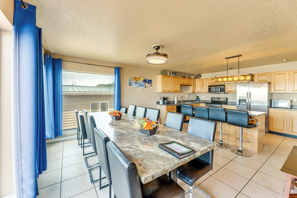 Dining Area & Breakfast Bar | Dishware & Flatware Provided