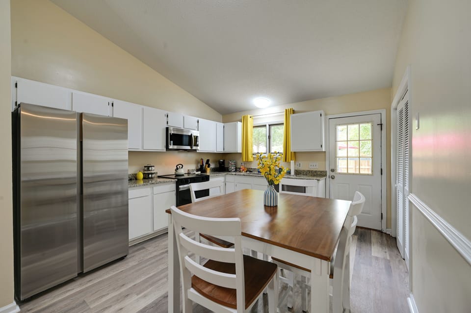 Dining Area | Dishware/Flatware Provided