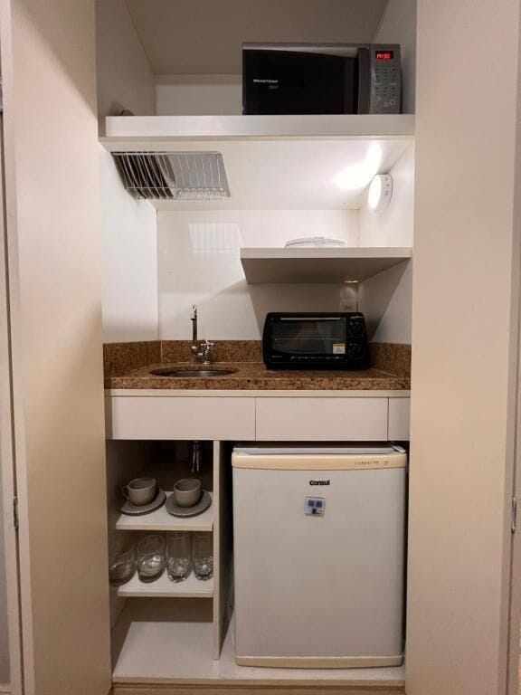 Deluxe Suite | Private kitchen | Mini-fridge