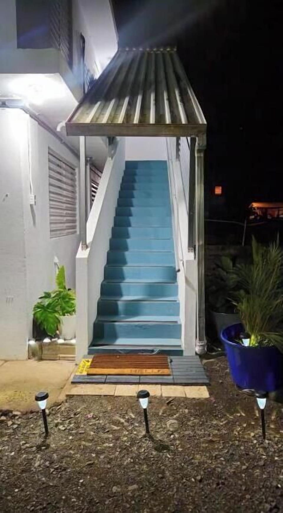 17 steps. Please note: the 1st step on the top is higher than the rest. 
