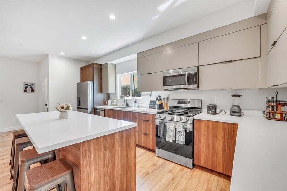 Superior Apartment, 3 Bedrooms, Pets Allowed, City View | Private kitchen | Full-size fridge, microwave, oven, stovetop