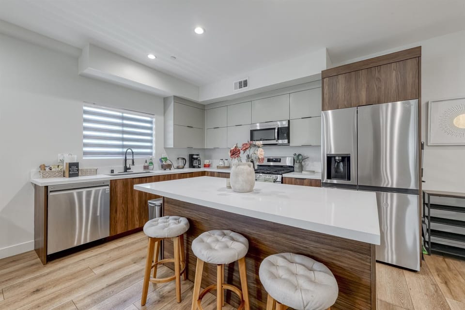 Superior Apartment, 3 Bedrooms, Pets Allowed, City View | Private kitchen | Full-size fridge, microwave, oven, stovetop