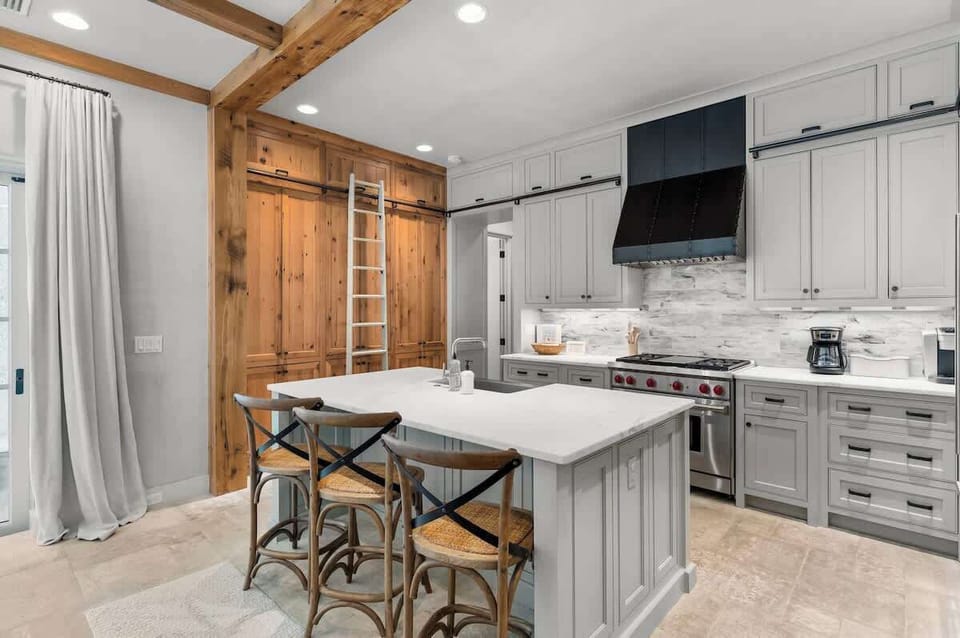 Fully stocked kitchen & large island. Perfect for preparing family meals!