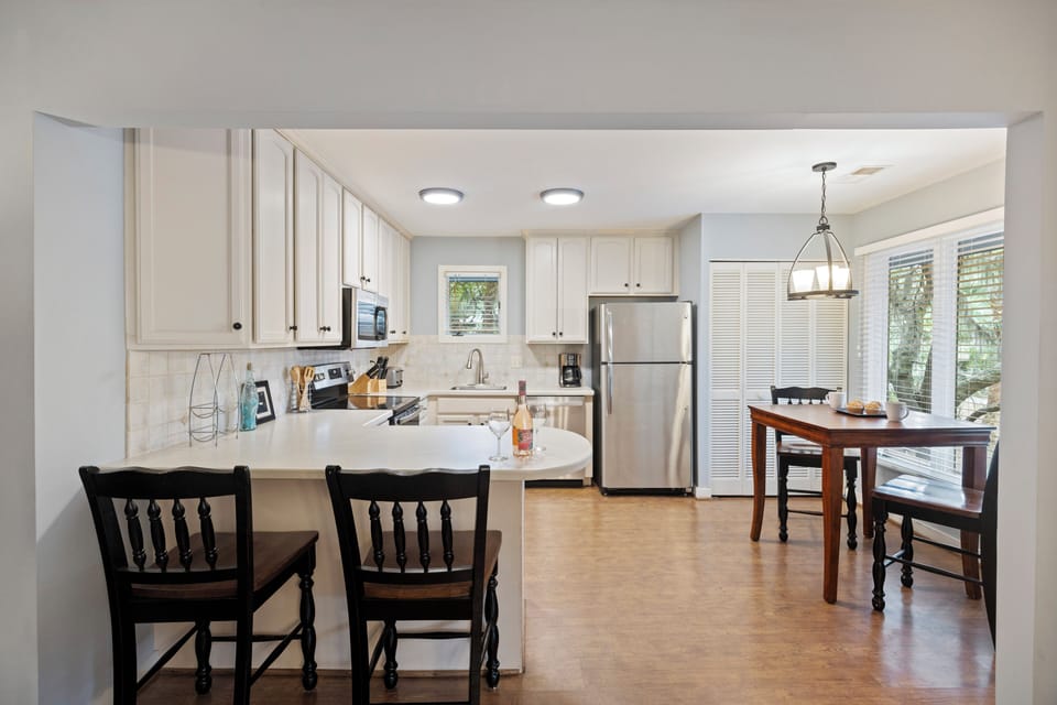 Fully equipped kitchen with 2 bar stools and eat-in kitchen table