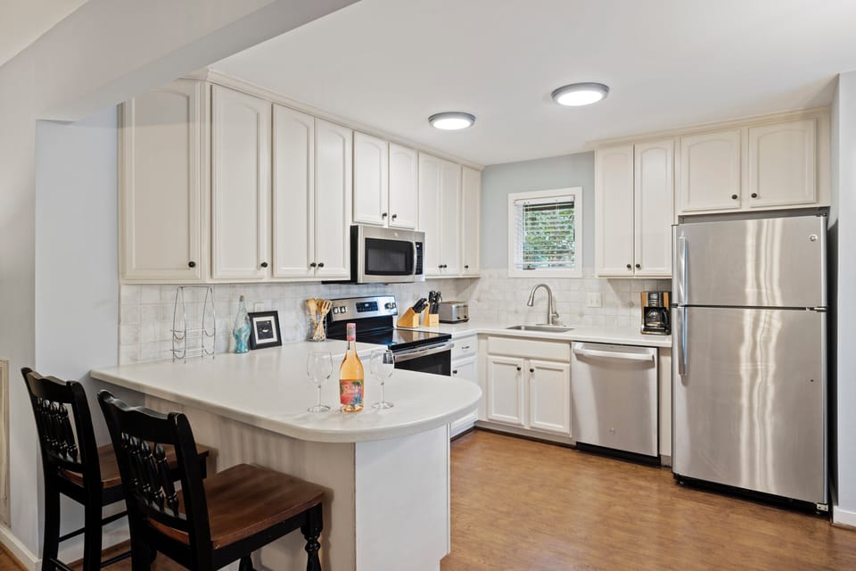 Fully equipped kitchen with 2 bar stools and eat-in kitchen table