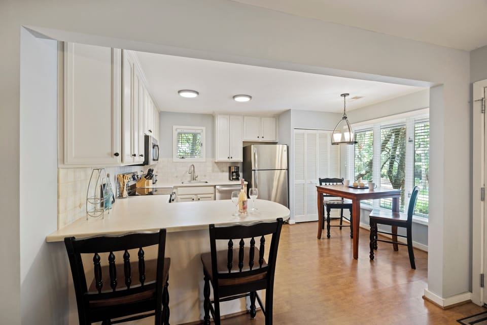 Fully equipped kitchen with 2 bar stools and eat-in kitchen table