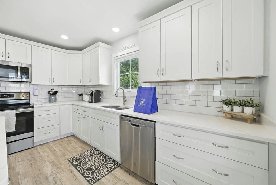 Mid-Level Kitchen with Bar (seats 2)