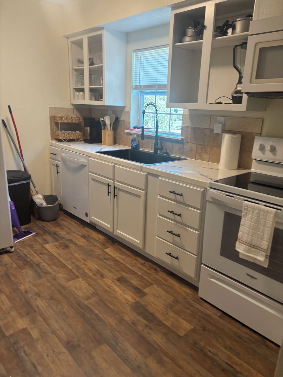 Full kitchen with coffee and tea station, double door fridge, & 5 burner stove